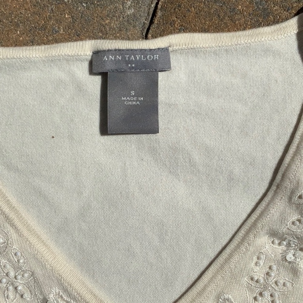 ANN TAYLOR SILK BLEND CREAM TOP, SIZE SMALL. - Picture 3 of 8